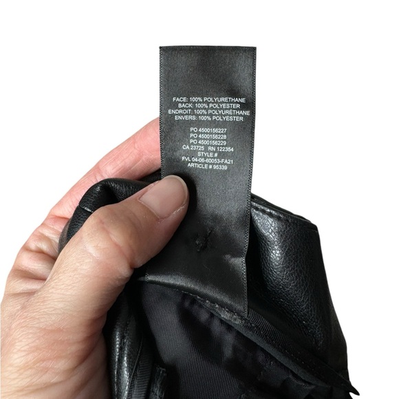 Aritzia | Wilfred Pleated Carrot Pant in Black Faux Leather 10 - Picture 6 of 9